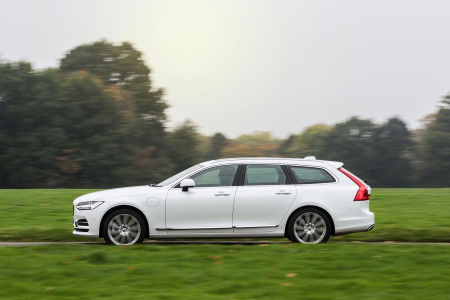  Volvo V90 T8 Inscription 2017 года  (UK) (фото 16 из 28)